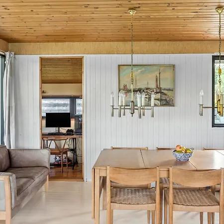 4 Bedroom Cozy In Ferienhaus *