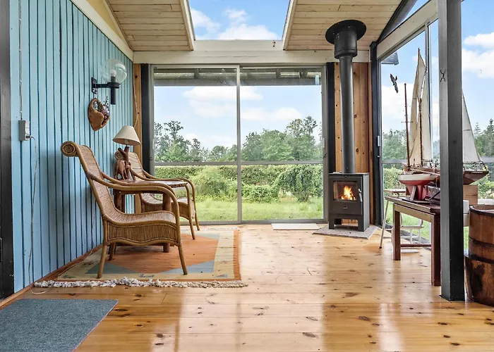 4 Bedroom Cozy In Ferienhaus